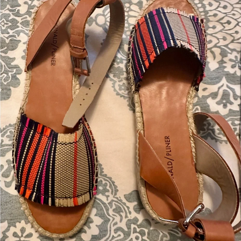 Donald J. Pliner Women's Rowen Espadrilles Sandals size 9.5 (new)